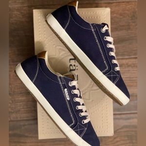 Taos Star Burst Tennis Shoes Sneakers 8.5 Medium, New in Box Navy / Tan Canvas